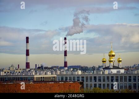 Un paysage urbain industriel d'une herbe en premier plan et d'une aciérie avec des tuyaux de fumée et un ciel nuageux en arrière-plan. La photo a été prise dans Banque D'Images