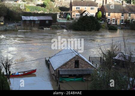 Le Boathouse (à l'avant) d'où Vic Haddock exploite sa location de canoës et son commerce de chambres d'hôtes (à droite) sont entourés par les eaux de crue de la rivière Severn à Ironbridge, Shropshire, après que Storm Christoph ait causé des inondations à travers le Royaume-Uni. Date de la photo: Vendredi 22 janvier 2021. Banque D'Images