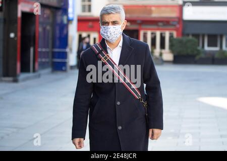 Le maire de Londres, Sadiq Khan, arrive à la LBD radio dans le centre de Londres pour son spectacle « Speak to Sadiq » organisé par James O’brien le 22 janvier 2021. Banque D'Images