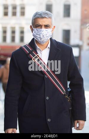 Le maire de Londres, Sadiq Khan, arrive à la LBD radio dans le centre de Londres pour son spectacle « Speak to Sadiq » organisé par James O’brien le 22 janvier 2021. Banque D'Images