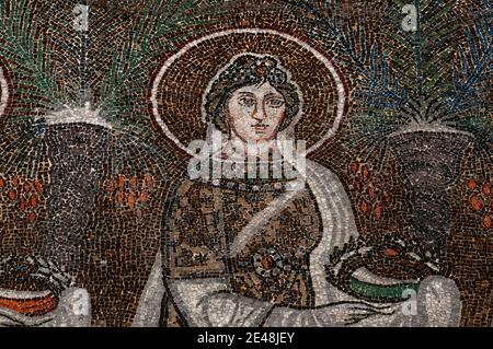 Des pierres précieuses brillent sur l'une des 22 saintes chrétiennes somptueusement habillées promenades en procession. Détail de la mosaïque byzantine, créée dans les années 500 après JC, dans la Basilique di Sant’Apollinare Nuovo à Ravenne, Emilie-Romagne, Italie. Banque D'Images
