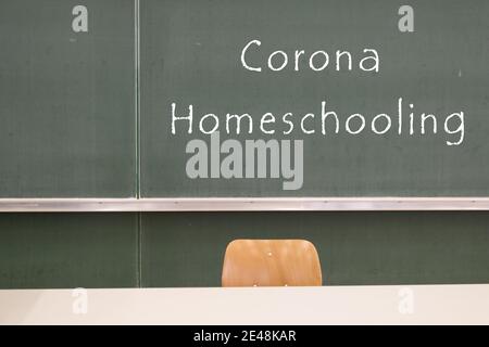 Mot homeschooling sur un tableau de surveillance vert Banque D'Images