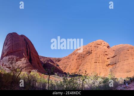 Territoire du Nord, Australie ; 11 janvier 2020 - randonnée dans le parc national de Kata Tjuta, dans le nord avec le paysage spectaculaire en constante évolution. Banque D'Images