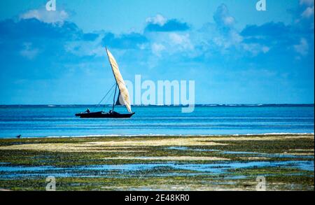 Bateau de pêche à voile Dhow dans l'océan Indien au large de la Côte de Zanzibar dans la journée ensoleillée Banque D'Images