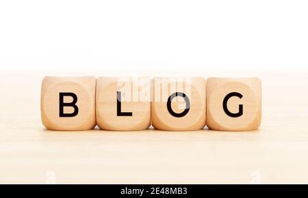 Blocs en bois avec texte BLOG sur table en bois. Copier l'espace. Arrière-plan blanc Banque D'Images