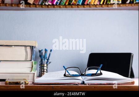 la vie des livres et des lunettes avec une attention sélective Banque D'Images