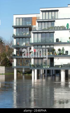 Hereford, Herefordshire Royaume-Uni - vendredi 22 janvier 2021 - les résidents d'un appartement au bord de la rivière observent depuis leur balcon les inondations de la rivière Wye tout autour de leur propriété. La rivière Wye a inondé hier et aujourd'hui le niveau des rivières a commencé à baisser. Photo Steven May / Alamy Live News Banque D'Images