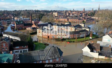 Shrewsbury, Shropshire, Royaume-Uni 22 janvier 2021. La rivière Severn inondait la ville de Coleham près du pont anglais. Crédit: Sam Bagnall Copyright 2020 © Sam Bagnall Banque D'Images