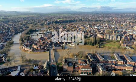 Shrewsbury, Shropshire, Royaume-Uni 22 janvier 2021. La rivière Severn inondant la ville près du pont anglais. Crédit : Sam Bagnall/Alamy Live News Banque D'Images