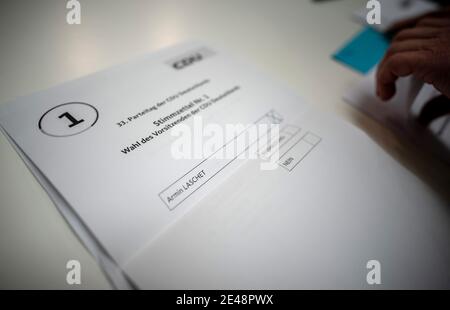 Berlin, Allemagne. 22 janvier 2021. Les employés de la CDU préparent les documents d'élection pour le dépouillement, sur une table se trouve un bulletin de vote sur lequel le nom Armin Laschet est marqué. Le CDU annonce le résultat du vote postal de son nouveau président Laschet. La conférence du parti fédéral de la CDU avait déjà élu Laschet en ligne le 16 janvier. Pour des raisons juridiques, le résultat doit encore être confirmé par un vote postal, mais il est considéré comme une formalité. Credit: Michael Kappeller/dpa/Alay Live News Banque D'Images