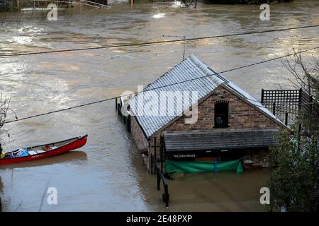 Le Boathouse d'où Vic Haddock exploite sa location de canoës et son commerce de chambres d'hôtes est entouré par les eaux de crue de la rivière Severn à Ironbridge, Shropshire, après que la tempête Christoph a causé des inondations à travers le Royaume-Uni. Date de la photo: Vendredi 22 janvier 2021. Les températures pourraient baisser de moins 10 °C dans les jours à venir, car Storm Christoph laisse place au temps froid de l'hiver ce week-end. Le crédit photo devrait se lire comme suit : Nick Potts/PA Wire Banque D'Images