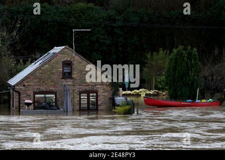 Le Boathouse d'où Vic Haddock exploite sa location de canoës et de chambres d'hôtes sont entourés par les eaux de crue de la rivière Severn à Ironbridge, Shropshire, après que le Storm Christoph a causé des inondations à travers le Royaume-Uni. Date de la photo: Vendredi 22 janvier 2021. Les températures pourraient baisser de moins 10 °C dans les jours à venir, car Storm Christoph laisse place au temps froid de l'hiver ce week-end. Le crédit photo devrait se lire comme suit : Nick Potts/PA Wire Banque D'Images