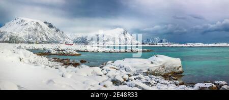 Spectaculaire scène hivernale enneigée du village de Valberg avec des sommets enneigés sur les îles Lofoten. Lieu: Valberg, Vestvagoy, Lofotens, Norvège, E Banque D'Images