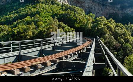 Pont de chemin de fer en acier d'Evaristo de Chirico, près du village de Milies, à Pélion Mount, région thessalie, Grèce, Europe Banque D'Images