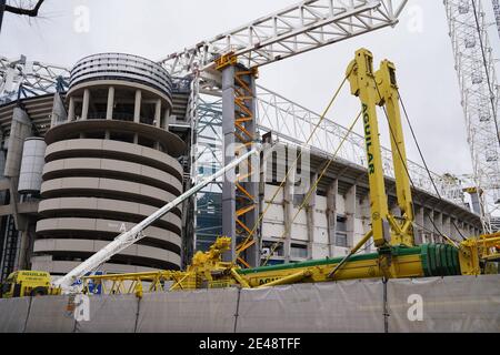 Madrid, Espagne. 22 janvier 2021. Vue sur le stade pendant sa rénovation. Le nouveau stade Bernabeu, doté d'un tableau de bord à 360 degrés, de nouveaux espaces de loisirs et d'un toit escamotable, sera initialement terminé à l'été 2022 après avoir été rénové. Ce sera le stade le plus moderne du monde crédit: CORDIN PRESSE/Alay Live News Banque D'Images