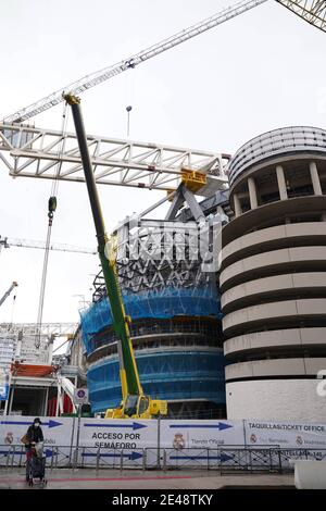 Madrid, Espagne. 22 janvier 2021. Vue sur le stade pendant sa rénovation. Le nouveau stade Bernabeu, doté d'un tableau de bord à 360 degrés, de nouveaux espaces de loisirs et d'un toit escamotable, sera initialement terminé à l'été 2022 après avoir été rénové. Ce sera le stade le plus moderne du monde crédit: CORDIN PRESSE/Alay Live News Banque D'Images