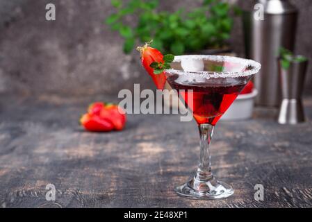 Martini fraise. Doux cocktail d'été Banque D'Images