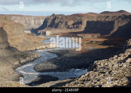 Fluss Jökulsá á Fjöllum in der Nähe des Dettifoss, Wasserfall auf Island, Wasserfall des Gletscherfluß, Gletscherfluss, Jökulsárgljúfur-Nationalpark, Banque D'Images