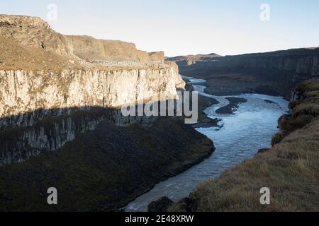 Fluss Jökulsá á Fjöllum in der Nähe des Dettifoss, Wasserfall auf Island, Wasserfall des Gletscherfluß, Gletscherfluss, Jökulsárgljúfur-Nationalpark, Banque D'Images