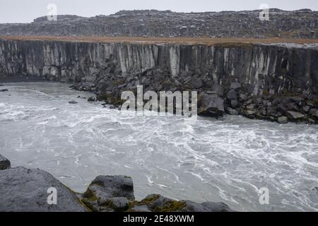 Fluss Jökulsá á Fjöllum in der Nähe des Dettifoss, Wasserfall auf Island, Wasserfall des Gletscherfluß, Gletscherfluss, Jökulsárgljúfur-Nationalpark, Banque D'Images