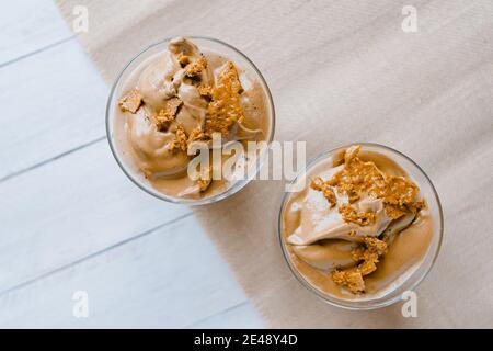 Café Dalgona avec quelques morceaux croquants de caramel au sommet. Un café instantané et branché en Corée. Vue en hauteur Banque D'Images