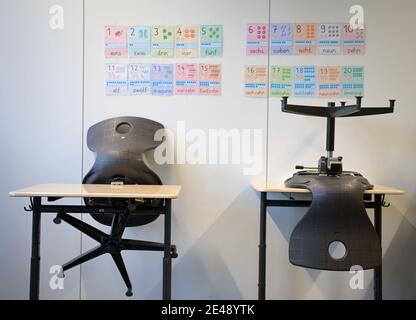 Oranienburg, Allemagne. 21 janvier 2021. Deux chaises sont placées sur les bureaux de l'école dans une salle de classe de l'école Comenius. Il y a cinq ans, l'école primaire intégrative avec des groupes de soutien linguistique s'était déplacée à Oranienburg-Süd dans un nouveau bâtiment. (À ''nous nous améliorer chaque jour' - crise des maîtres de l'école Oranienburg') Credit: Soeren Stache/dpa-Zentralbild/ZB/dpa/Alay Live News Banque D'Images