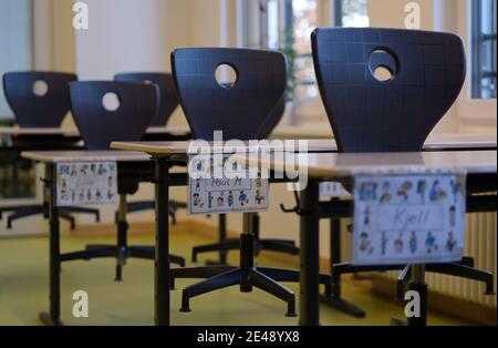 Oranienburg, Allemagne. 21 janvier 2021. Les chaises sont placées sur les bureaux de l'école marqués de prénoms dans une salle de classe de l'école Comenius. Il y a cinq ans, l'école primaire intégrative avec des groupes de soutien linguistique s'était déplacée à Oranienburg-Süd dans un nouveau bâtiment. (À ''nous nous améliorer chaque jour' - crise des maîtres de l'école Oranienburg') Credit: Soeren Stache/dpa-Zentralbild/ZB/dpa/Alay Live News Banque D'Images