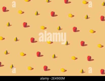 Concept minimal. Tendance fruité motif fait avec divers fruits Banque D'Images