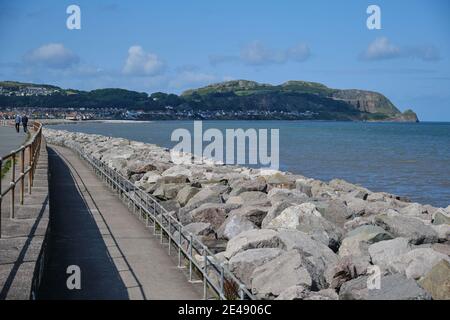 Vue sur le mur de mer de Penrhyn Bay en direction de Little Orme, au nord du pays de Galles Banque D'Images