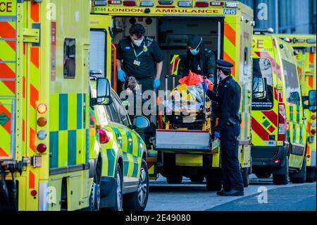 Londres, Royaume-Uni. 22 janvier 2021. La police arrive avec un patient, soulignant son besoin de vaccination comme l'ont demandé les officiers de police en chef au cours des derniers jours - des ambulances arrivent au service des accidents et des urgences pour déposer des patients à l'hôpital Royal London de Whitechapel. Londres est dans le lockdown national 3 et la pression sur les lits dans le NHS reste élevée. Crédit : Guy Bell/Alay Live News Banque D'Images