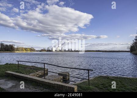 Paysage de l'étang avec la centrale électrique de Jaenschwalde Banque D'Images