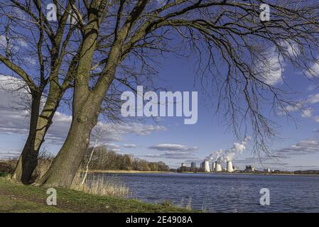 Paysage de l'étang avec la centrale électrique de Jaenschwalde Banque D'Images