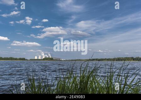 Paysage de l'étang avec la centrale électrique de Jaenschwalde Banque D'Images