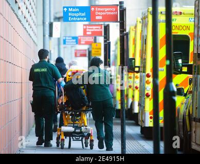 Londres, Royaume-Uni. 22 janvier 2021. Un flux régulier de patients arrivant à l'hôpital Royal London à Whitechapel. Le NHS est soumis à un stress sévère avec un grand nombre de patients Covid ainsi que le travail de routine régulier. Les chiffres pour les cas ont légèrement chuté aujourd'hui alors que le verrouillage complet continue. Le gouvernement envisage de payer 500 £ aux gens pour les mettre en quarantaine à la maison. Crédit : Mark Thomas/Alay Live News Banque D'Images
