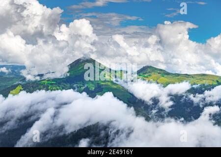 Un brouillard matinal époustouflant dans les montagnes printanières illuminées par le lever du soleil. Magnifique lever de soleil en arrière-plan. Photographie de paysage Banque D'Images