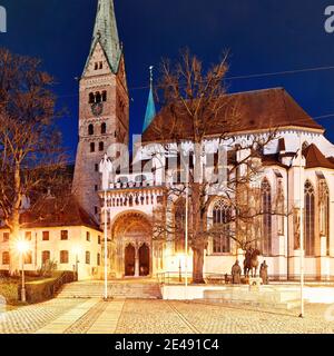 Cathédrale, église, humeur du matin, rue, pavés, lanternes, tour de l'église, fontaine, arbres, lieu d'intérêt, vue historique, monument, monument historique Banque D'Images