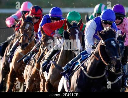 Une vue générale tandis que les coureurs et les coureurs se tournent vers la ligne droite lorsqu'ils affrontent dans le Play Ladbrokes 5-A-Side sur le handicap de football à l'hippodrome de Lingfield Park. Date de la photo: Vendredi 22 janvier 2021. Banque D'Images