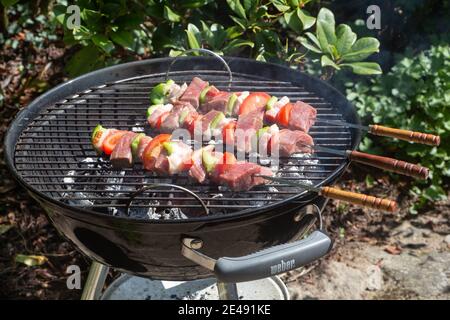 Primelin – France, le 21 août 2019 : brochette de boeuf grillée sur barbecue Weber Banque D'Images