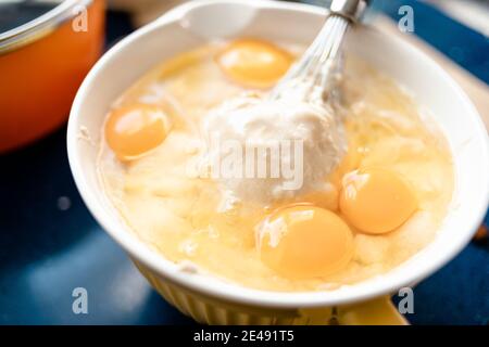 Ingrédients d'un gâteau dans un bol Banque D'Images