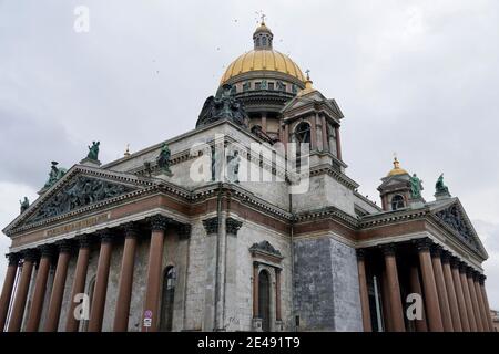 Russie, Saint-Pétersbourg - novembre 2020 vue sur la cathédrale Saint-Isaac. 1818 Musée russe de la cathédrale orthodoxe avec dôme plaqué or un opulent, mult Banque D'Images