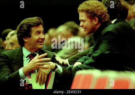 Labor Party Conference Brighton England UK octobre 1997 Mick Hucknall chanteur de Simply Red chats à Melvyn Bragg, auteur et diffuseur les deux partisans de New Labour. La première Conférence du Parti travailliste avec Tony Blair comme premier ministre Banque D'Images