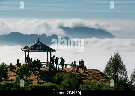 Vue sur les montagnes de Sindoro avec une mer de ​​clouds dans le centre de Java, Indonésie du haut tôt le matin Banque D'Images