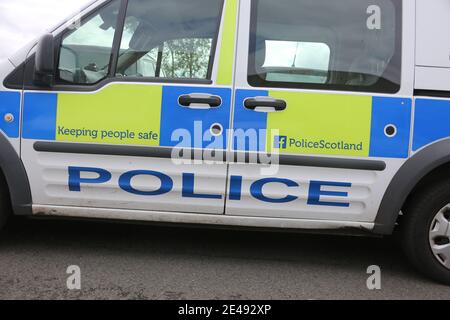 Graphiques de police sur véhicule de police écossais. Police Scotland, légalement nommé Service de police d'Écosse, est la police nationale d'Écosse. Banque D'Images