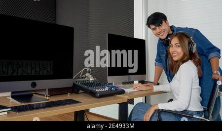 Réunion entre ingénieur du son et producteur de musique dans un studio d'enregistrement. Banque D'Images