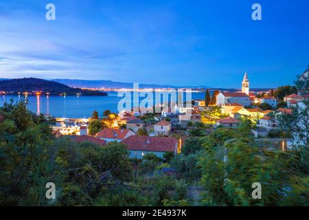 Archipel de Zadar. Ville de Kali sur l'île d'Ugljan vue en soirée, région de Dalmatie en Croatie Banque D'Images