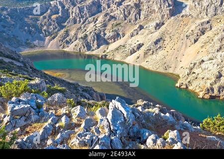 Vue sur le canyon du karst de la rivière Zrmanja, paysage de la région de Dalmatie en Croatie Banque D'Images