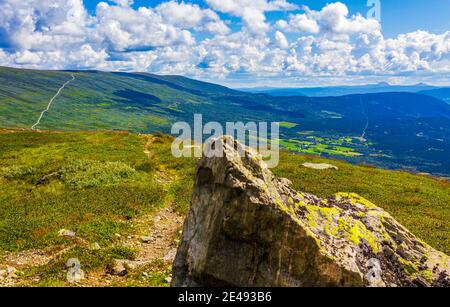 Grand rocher dans le paysage norvégien incroyable sur le sommet de la montagne à Vang i Valdres Norvège. Banque D'Images