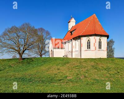 Édifice sacré, monument, monument, lieu d'intérêt, chapelle, église, prés, pissenlit, chapelle catholique, arbre, village, paysage de glacier, contreforts alpins, paysage moraine, moraine terminale Banque D'Images