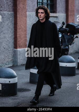 MILAN, Italie - janvier 13 2020: Hommes dans la rue à Milan. Banque D'Images