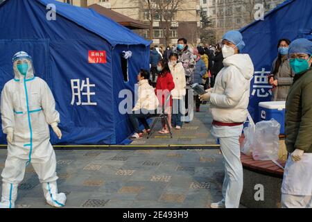 Les gens font la queue pour obtenir leur test d'acide nucléique à la suite de l'épidémie de coronavirus (COVID-19) à Beijing, Chine le 22 janvier 2021. Banque D'Images